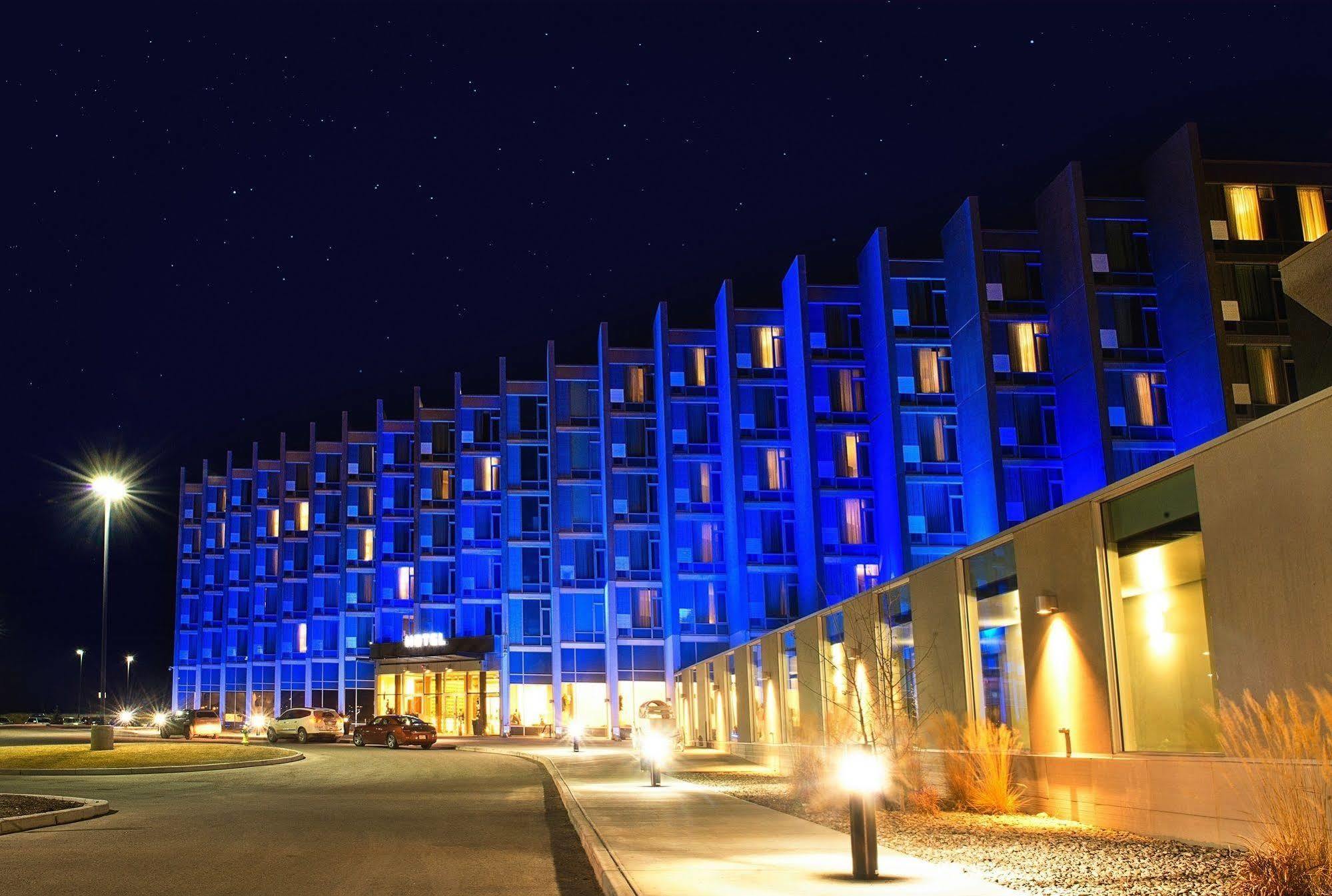 Grey Eagle Resort YYC Kültér fotó