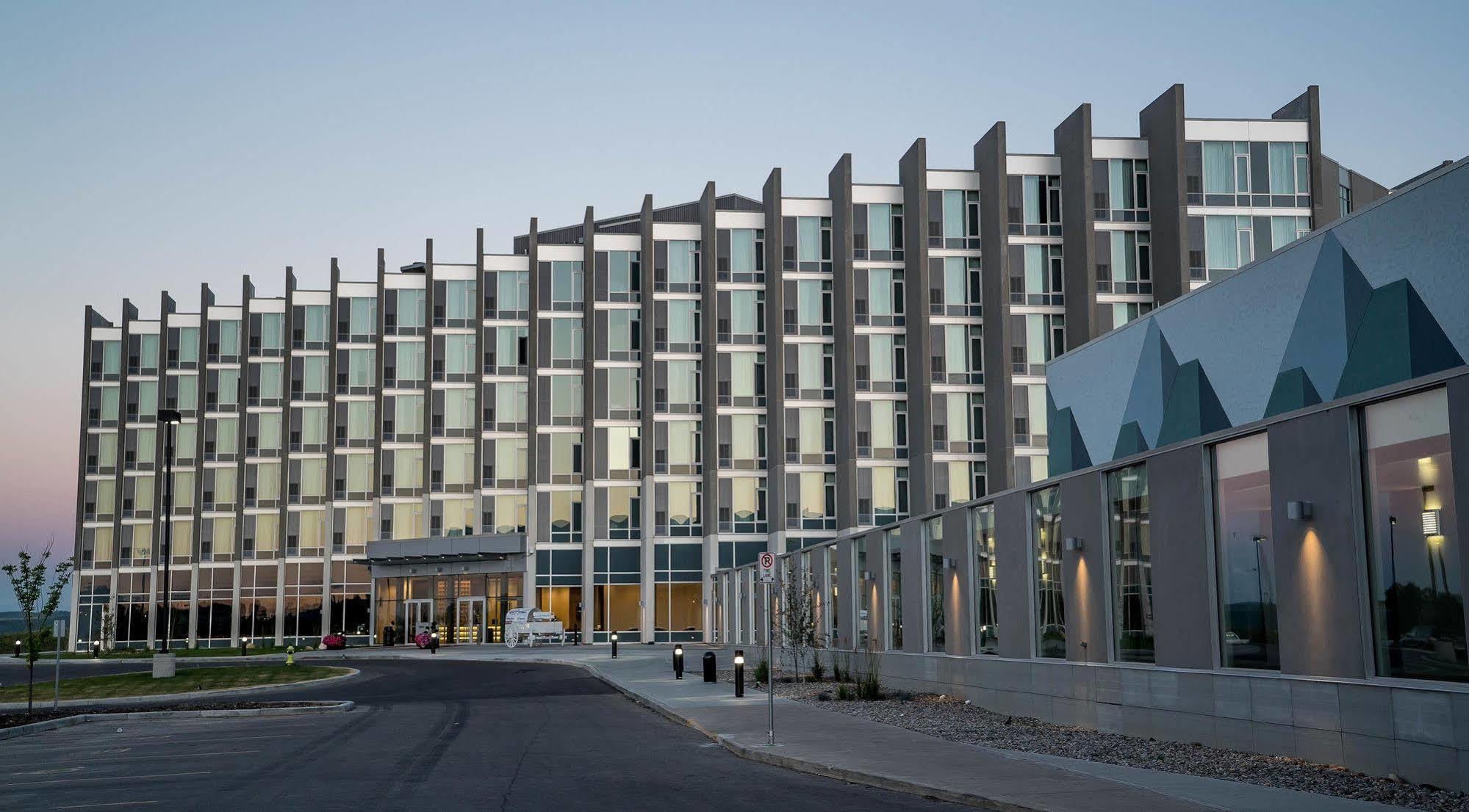 Grey Eagle Resort YYC Kültér fotó